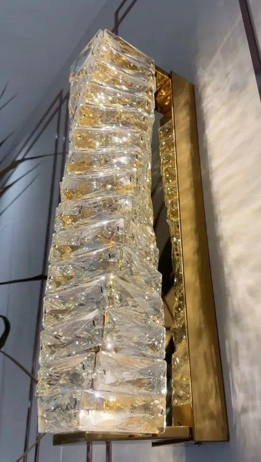 Aurelle Wandleuchte aus Edelstahl mit Kristallakzenten und 3 Einstellungen