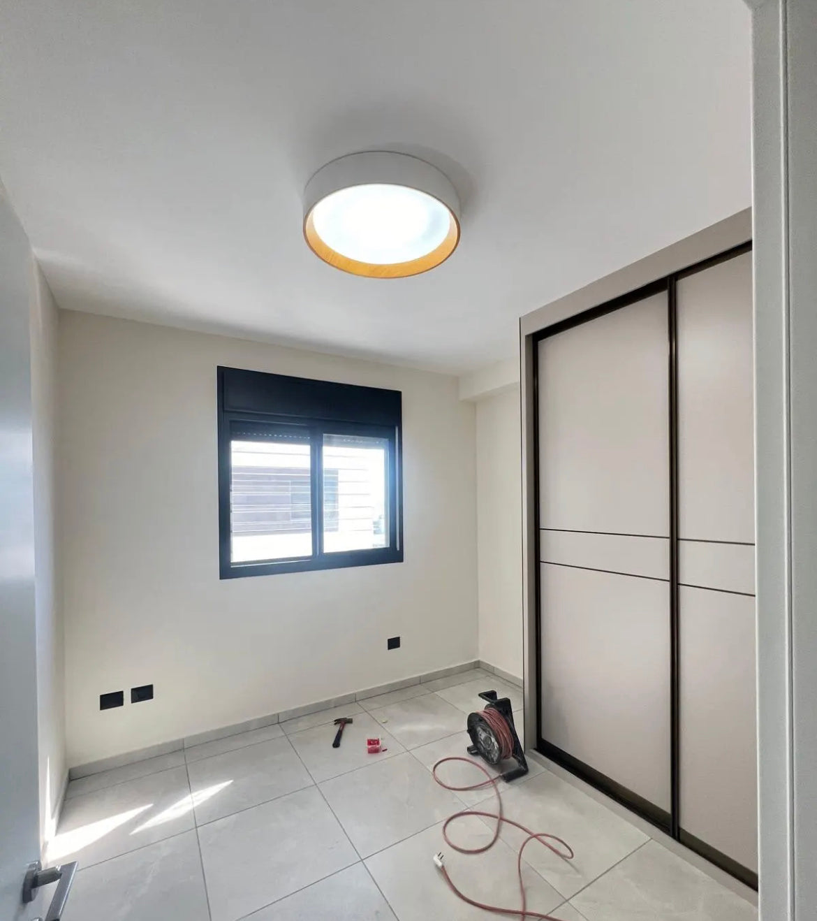 LumaNest Minimalistische Einbau-Deckenleuchte mit Holzmaserung-Akzent